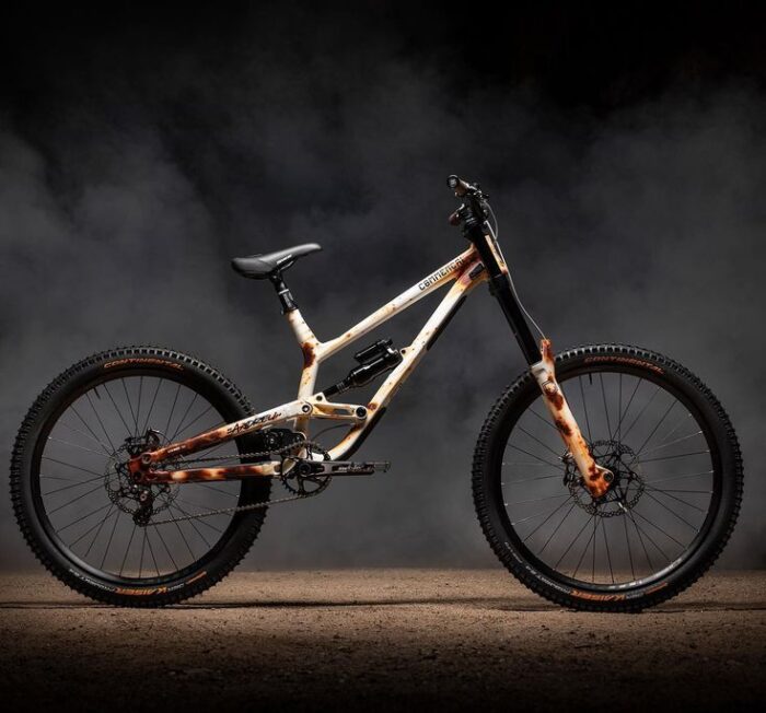 Racing cycle, lightweight design, aerodynamic features